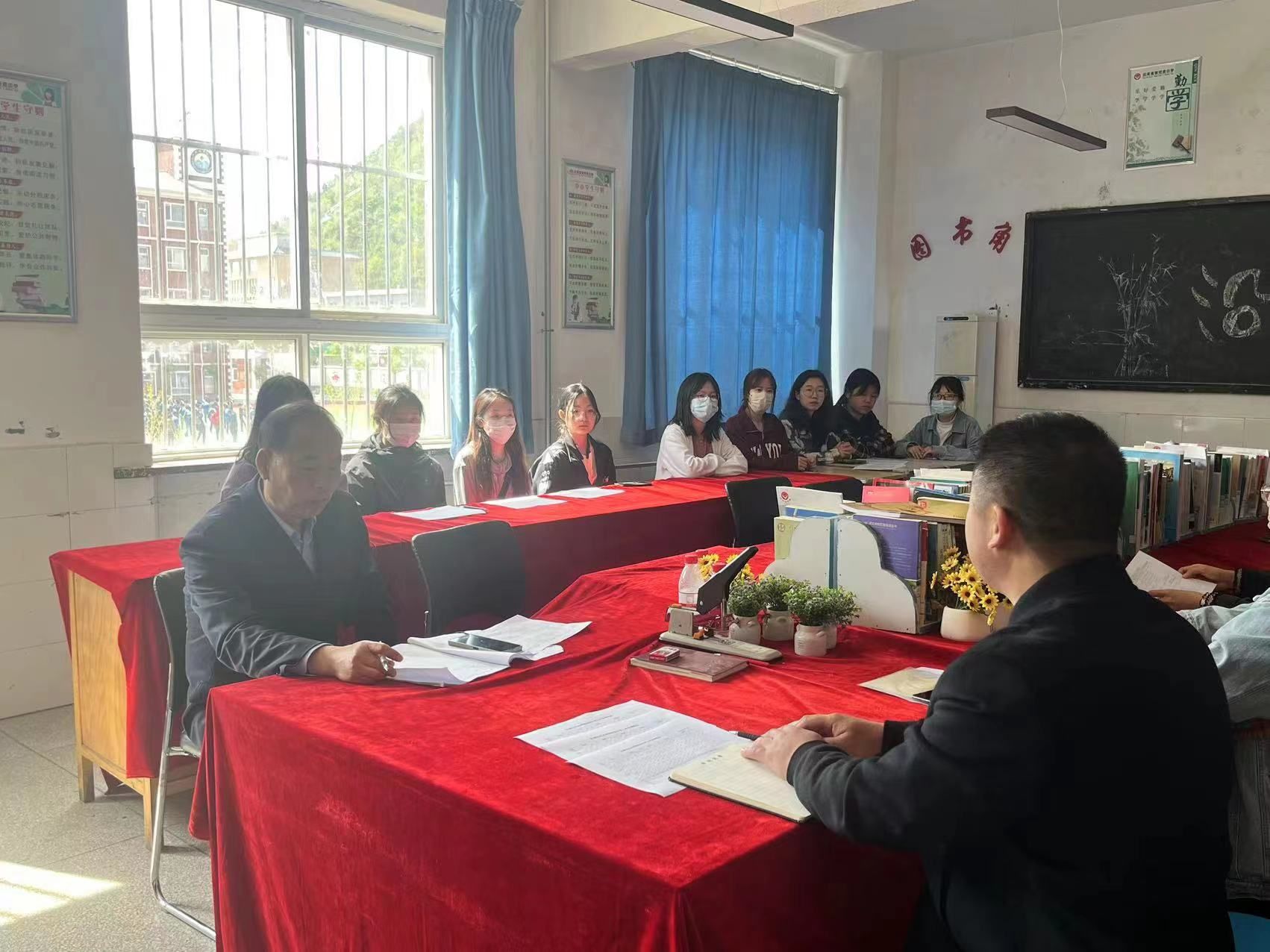 十大博彩足球网站排名
与沿河湾初级中学携手开展实习基地交流活动