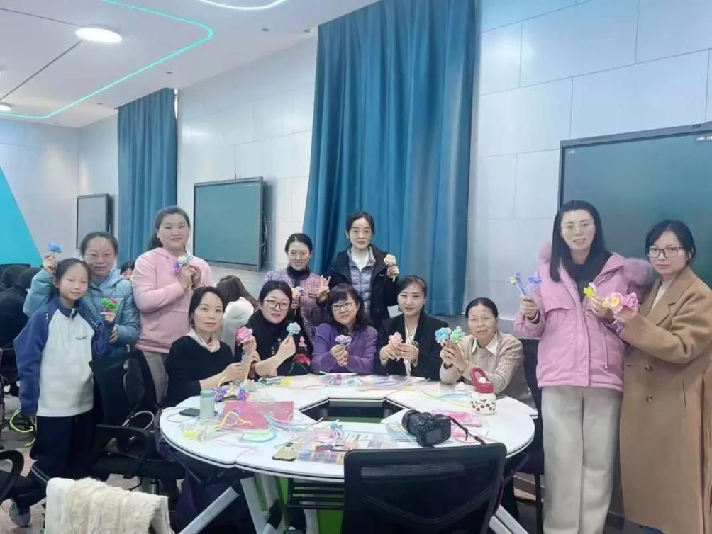 十大博彩足球网站排名举办“巧手绘春意 同心庆佳节”妇女节主题活动献礼第115个国际劳动妇女节