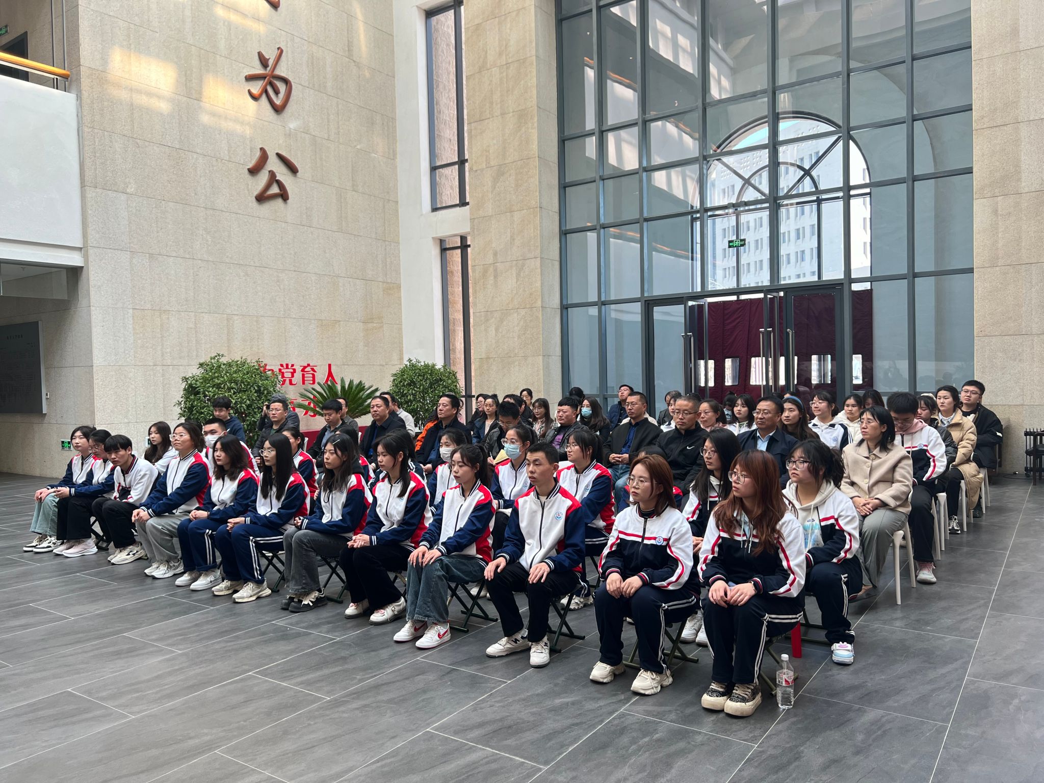 十大博彩足球网站排名组织开展“重温校史校情 强化爱校情怀”校史馆参观活动