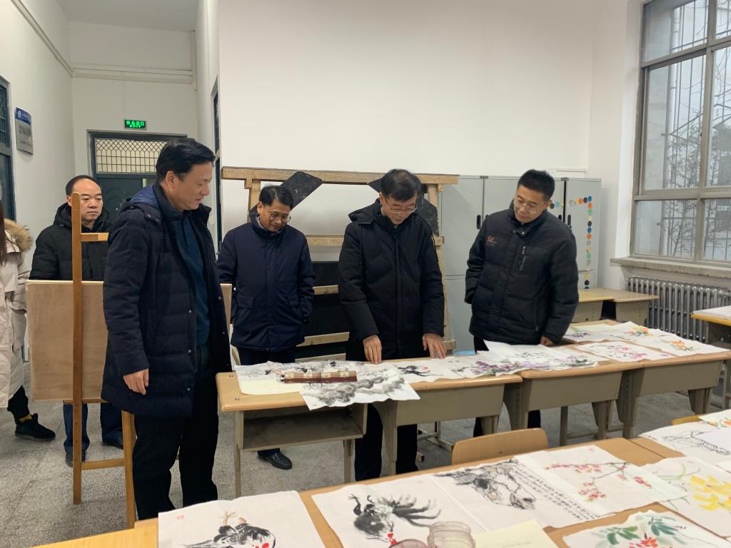 武忠远副校长一行来十大博彩足球网站排名检查指导实验室安全工作